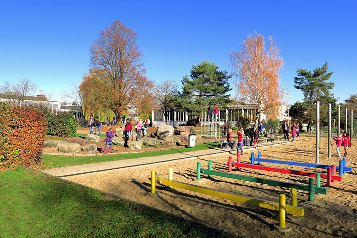 Pausenplatz und Spielanlagen des Schulhauses Breiti.