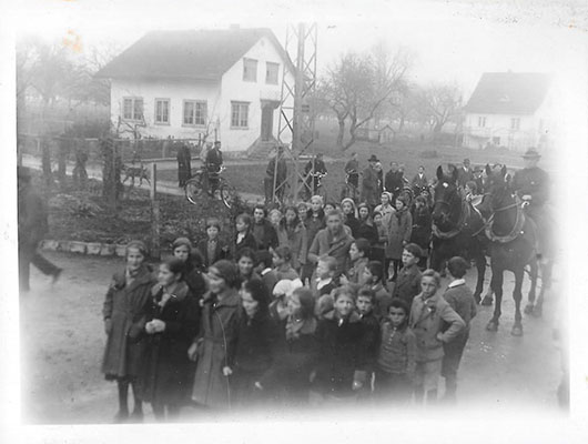 Beim Bahnhof Nänikon werden die Glocken abgeholt. Der Wagen wurde von vier Pferden gezogen, wobei die beiden vorderen Pferde beritten waren, wie rechts im Bild zu sehen ist.