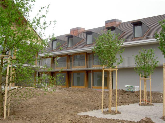 Die Umgebung nimmt Gestalt an (zwischen Haus "B" rechts und Haus "C" links).