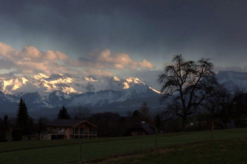 vom Dorfteil Winikon mit Blick in die Berge