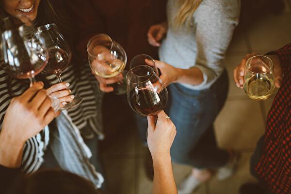 Anstossen kann man mit oder ohne: Der Dry January lädt dazu ein, mit Gewohnheiten zu brechen und bewusst auf Alkohol zu verzichten – was in manchen Situationen schwer fallen kann, wie die Autorin unlängst erfahren hat. 