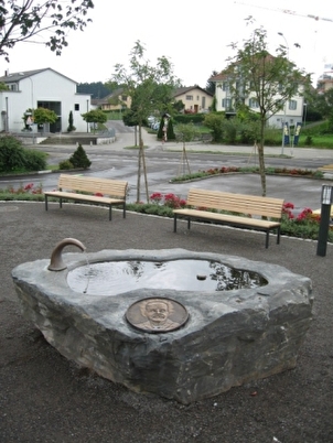 Brunnen auf dem Fridolin Hofer-Begegnungsplatz