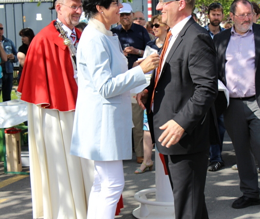 Frau Landamann Yvonne von Deschwanden gratuliert Alfred Bossard zur Wahl.