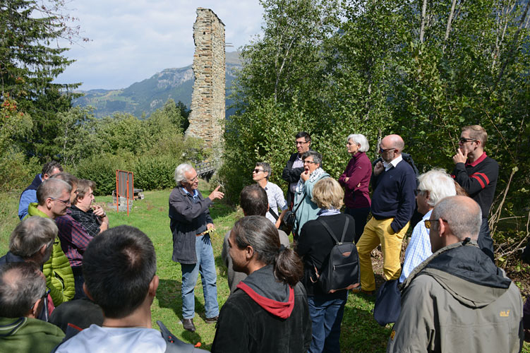 Historiker und Burgen-Fachmann Felix Nöthiger orientiert über die Burg Cagliatscha bei Donat.