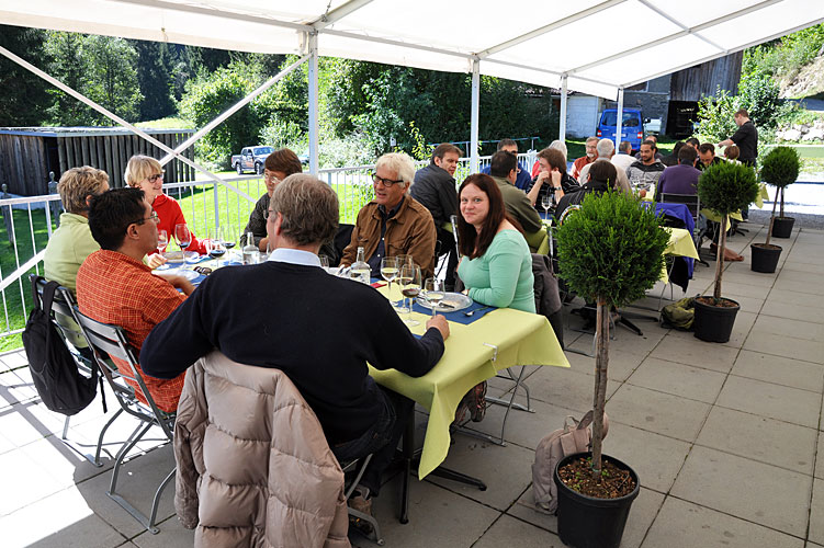 Das Churer Parlament geniesst die Mittagspause auf der einladenden Terrasse des Restaurant Crestasee.