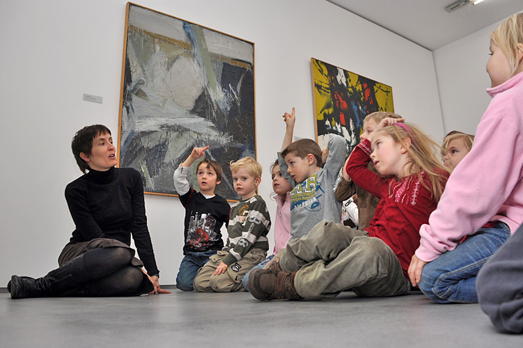 Kinder, mit der Museumspädagogin im Bündner Kunstmuseum "unterwegs".