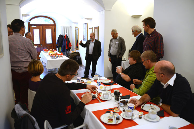 Bürgermeister Andreas Brunold (Bildmitte) begrüsst das Ratskollegium zum Frühstück in «seinem» Haus, der ersten Etappe der Landsitzung 2015.