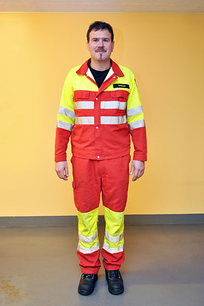 Für verschiedene Arbeiten im Übungs- oder Wachtdienst steht den Angehörigen der Feuerwehr ein Arbeitskombi zur Verfügung. Der Kombi besteht aus einem einteiligen Overall oder aus einer Latzhose mit Kombi-Jacke.