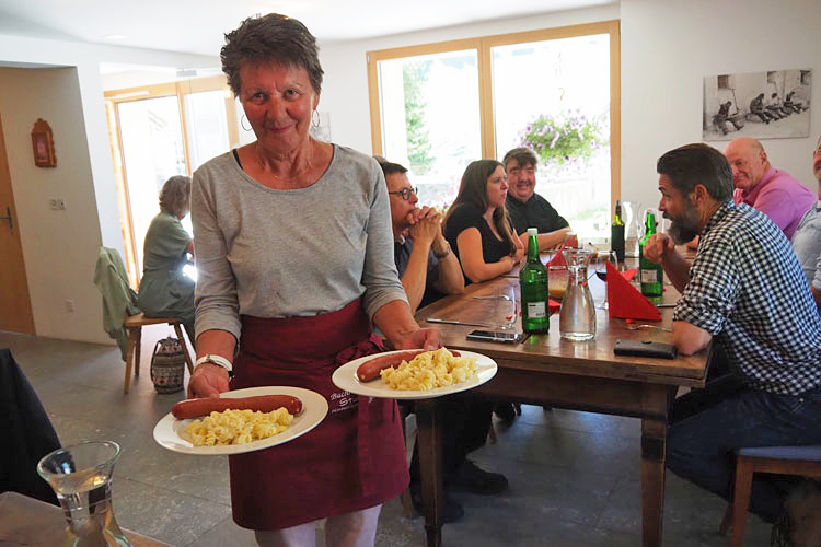 Christina Egger vom Bachhuus hat dem hungrigen Ratskollegium aus Chur ein währschaftes Mittagessen zubereitet.