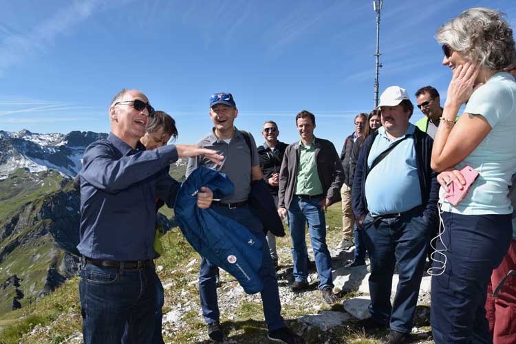 Auf dem Weisshorn begrüsste Gemeindepräsident Lorenzo Schmid die Besucherinnen und Besucher aus der Bündner Kantonshauptstadt. Er präsentierte ihnen die Bergwelt.