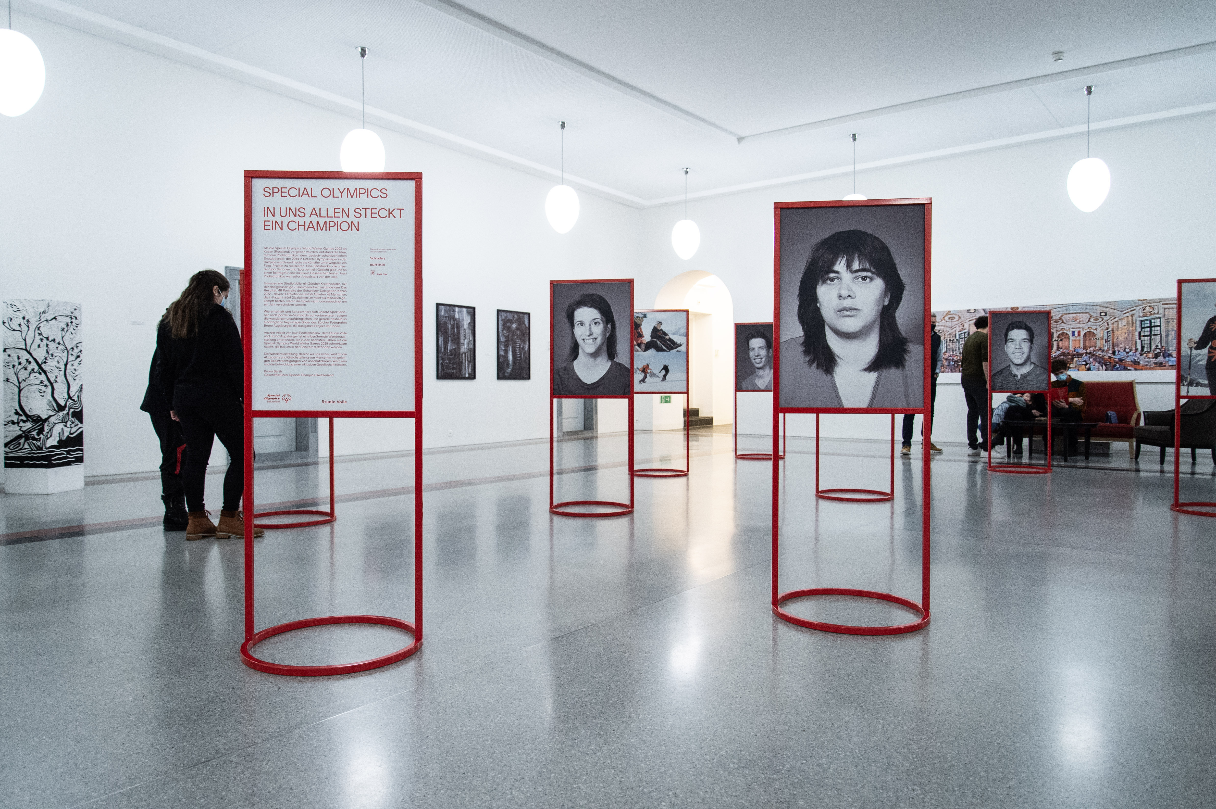 Gäste anlässlich der Vernissage für die Ausstellung „Iouri Podladtchikov für Special Olympics“, am 3. Dezember 2021 in Chur. Die Wanderausstellung zeigt auch Bilder von Bruno Augsburger. (WeArePepper/Sebastian Schneider)
