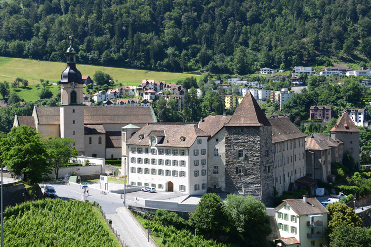Der Hof – mit der Kathedrale (lins), dem bischöflichen Schloss (Mitte) und dem Hoftorturm (rechts) – gehört zu den ältesten Bischofssitzen nördlich der Alpen.