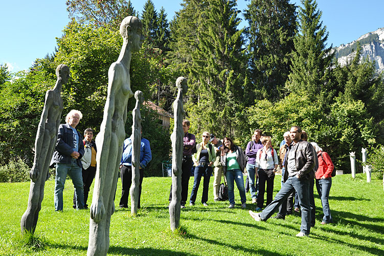 Der Bündner Künstler Claudio Caprez (l.) führt durch den Skulpturenpar mit seinen Werken in der Naturkulisse am Crestasee. 