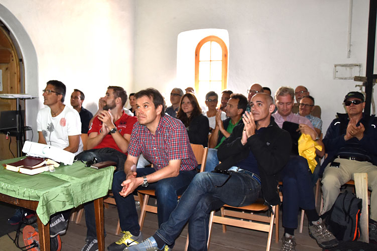 Im Thalerkirchli informiert Gemeindeschreiber Stephan Gartmann die Churer Besucherinnen und Besucher über die Geschichte und die aktuellen Herausforderungen des Safientals.