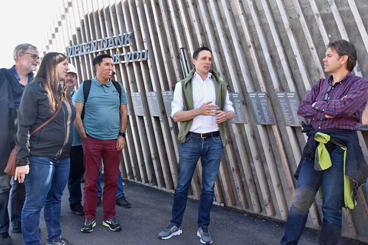 Im Bärenpark nahm Tourismusdirektor Pascal Jenny Gruppe in Empfang.