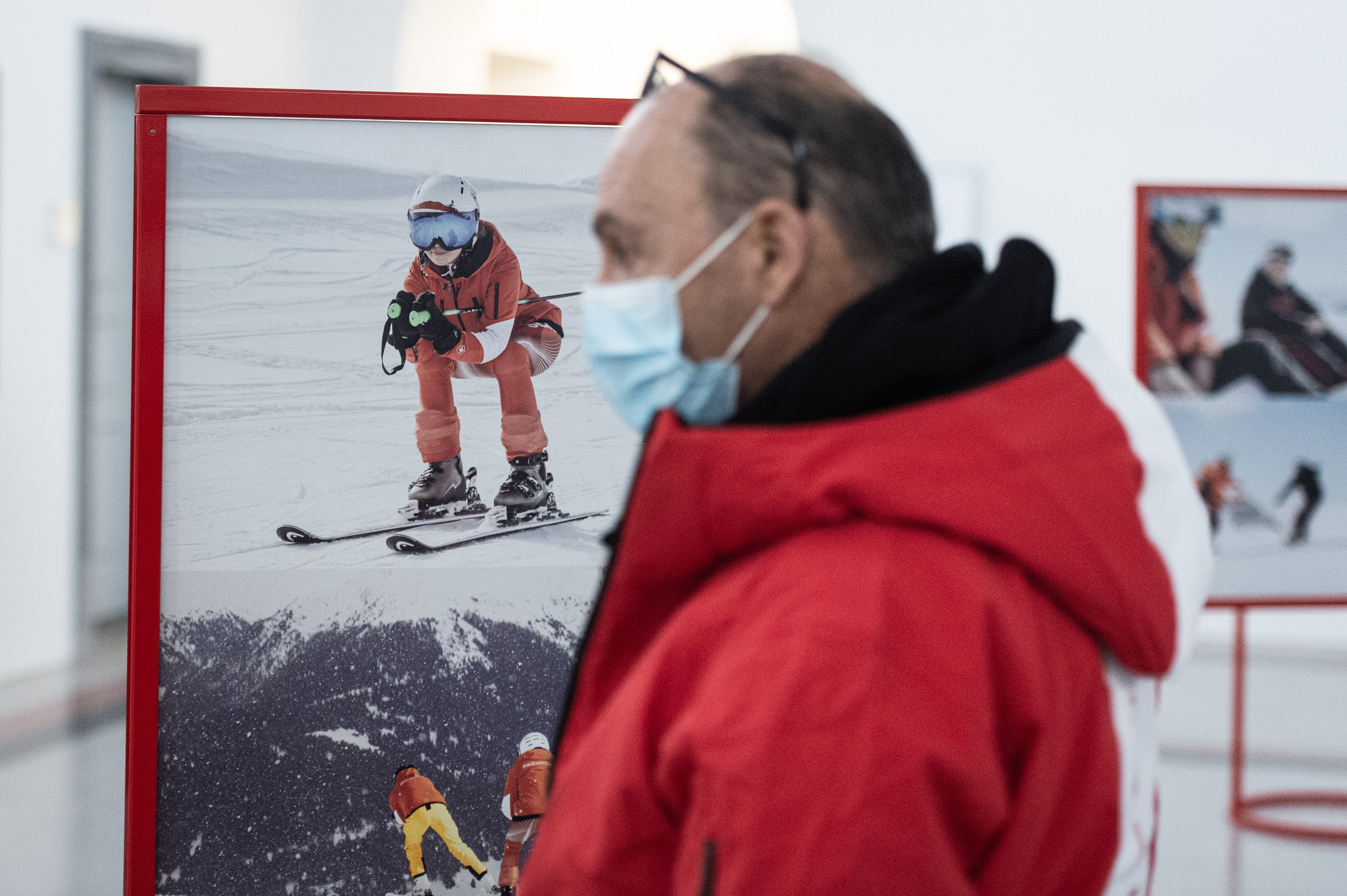 Gäste anlässlich der Vernissage für die Ausstellung „Iouri Podladtchikov für Special Olympics“, am 3. Dezember 2021 in Chur. Die Wanderausstellung zeigt auch Bilder von Bruno Augsburger. (WeArePepper/Sebastian Schneider)