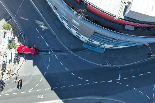 Autolenker verletzt sich bei Selbstunfall schwer