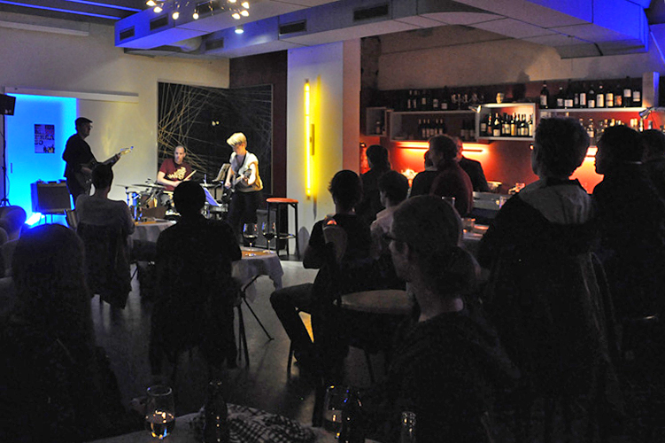 Gediegen-stimmungsvolle Konzerte im kleinen Rahmen - zum Beispiel bei "Weeklyjazz" in der Marsöl-Bar. 