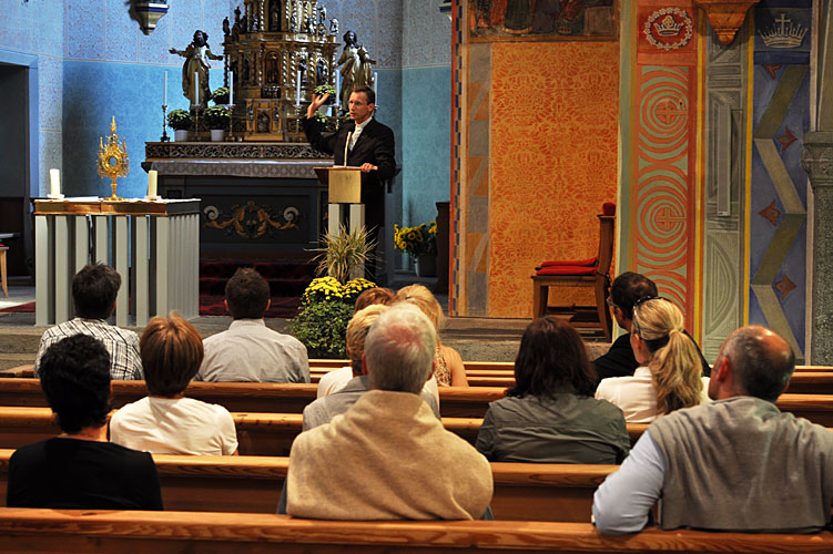 Pfarrer Andreas Falow doziert über die Geschichte der Kirche Maria Himmelfahrt und über die Vergangenheit des Dorfes Bonaduz. 