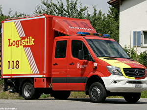Jahrgang: 2014
Typ: Mercedes Benz Sprinter 519 CDI 4x4 Doka
Aufbau: Walser AG Zizers
Motor: 190 PS
Getriebe: Automatikgetriebe
Höhe: 3.30 Meter
Länge: 6.50 Meter
Breite: 2.20 Meter
Gewicht: 5.5 Tonnen
Nutzlast: 1.8 Tonnen
Spezielles: Kann mit verschiedenen Rollmodulen beladen werden