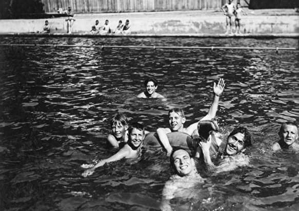 Badi Sand mit männlichen Besuchern, 1937. Fotograf unbekannt (Stadtarchiv, F 01.145b).