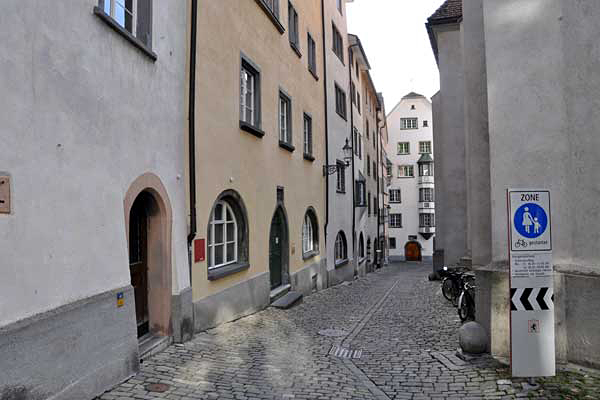 Die schmale, steil abfallende gefplästerte Kirchgasse.