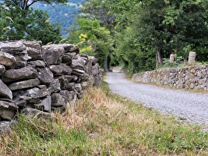 Trockenmauern säumen den Veloweg.