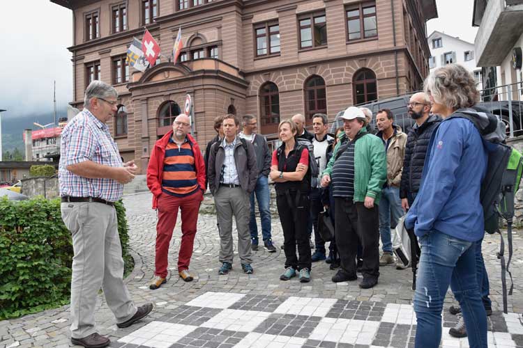 Stadtführer Robert Werro führte die Gemeinderätinnen und –räte durch die Altstadt der ersten Stadt am Rhein.