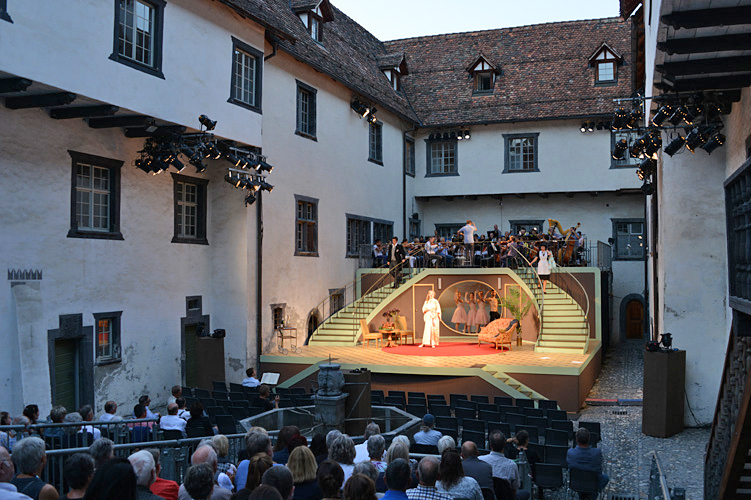 Die "Schlossoper Haldenstein" (im Bild "Die Fledermaus" 2015) ist ein weit über die Landesgrenzen hinaus viel beachtetes Kulturprodukt der in Chur domizilierten Kammerphilharmonie Graubünden.
