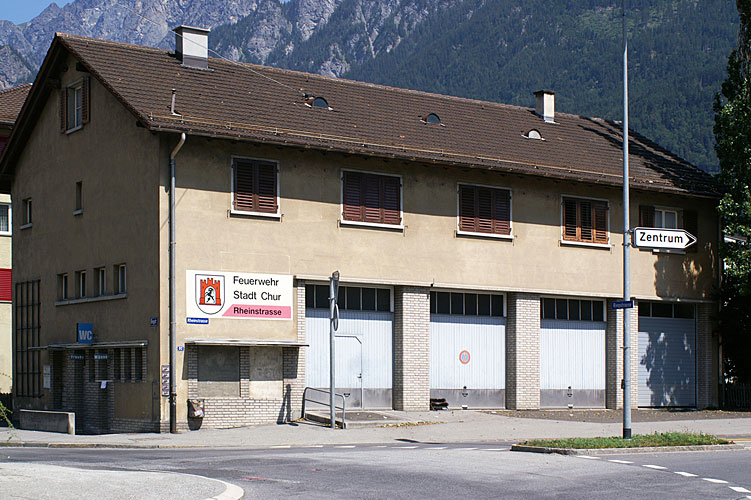 Das Depot Rheinstrasse befindet sich an der Kreuzung Rheinstrasse/Ringstrasse. 

Das Depot Rheinstrasse ist unser "Anhängerdepot". Mehr oder weniger alle Anhänger, die den Fahrzeugpark der Feuerwehr Chur sinnvoll ergänzen, sind im Depot Rheinstrasse untergebracht. Zusätzlich sind hier die Sandsackabfüllmaschine sowie Sandsäcke für Wassereinsätze eingelagert.