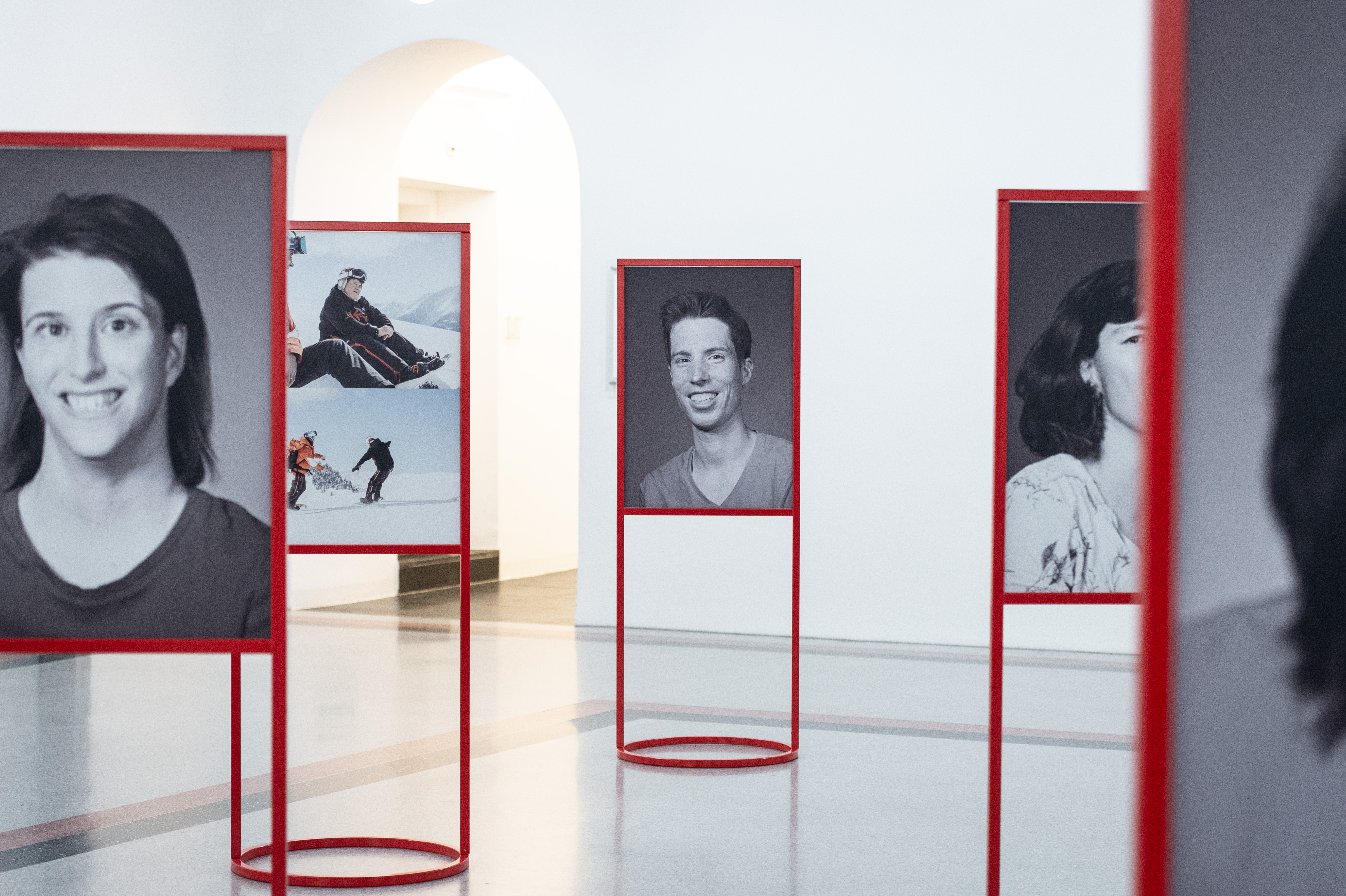 Gäste anlässlich der Vernissage für die Ausstellung „Iouri Podladtchikov für Special Olympics“, am 3. Dezember 2021 in Chur. Die Wanderausstellung zeigt auch Bilder von Bruno Augsburger. (WeArePepper/Sebastian Schneider)