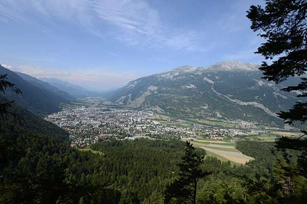 Blick über den Grossraum Chur vom Rotplattenweg aus.