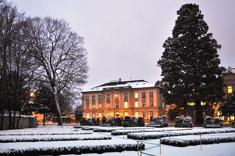 Der Fontanapark im Winterschlaf. Im Hintergrund das kantonale Tiefbauamt.