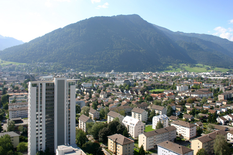 Blick südwärts über die Neustadt zum Churer Hausberg Pizokel mit Brambrüesch auf 1600 m ü. M., das mit der Luftseilbahn erreicht wird.