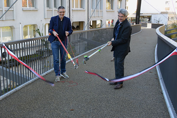 Stadtrat Tom Leibundgut (links) und Regierungsrat Mario Cavigelli durchschneiden corponagerecht das Eröffnungsband der Italienischen Brücke.