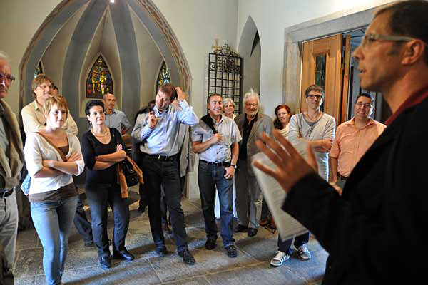 Gemeinderatspräsident Fred Bieler (r.) führt seine Kolleginnen und Kollegen durch die katholische Pfarrkirche Maria Himmelfahrt in Bonaduz.