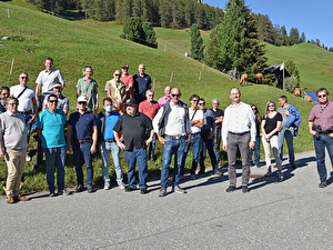 Marschhalt auf der Wanderung von Nufenen Richtung Medels für das Gruppenbild.