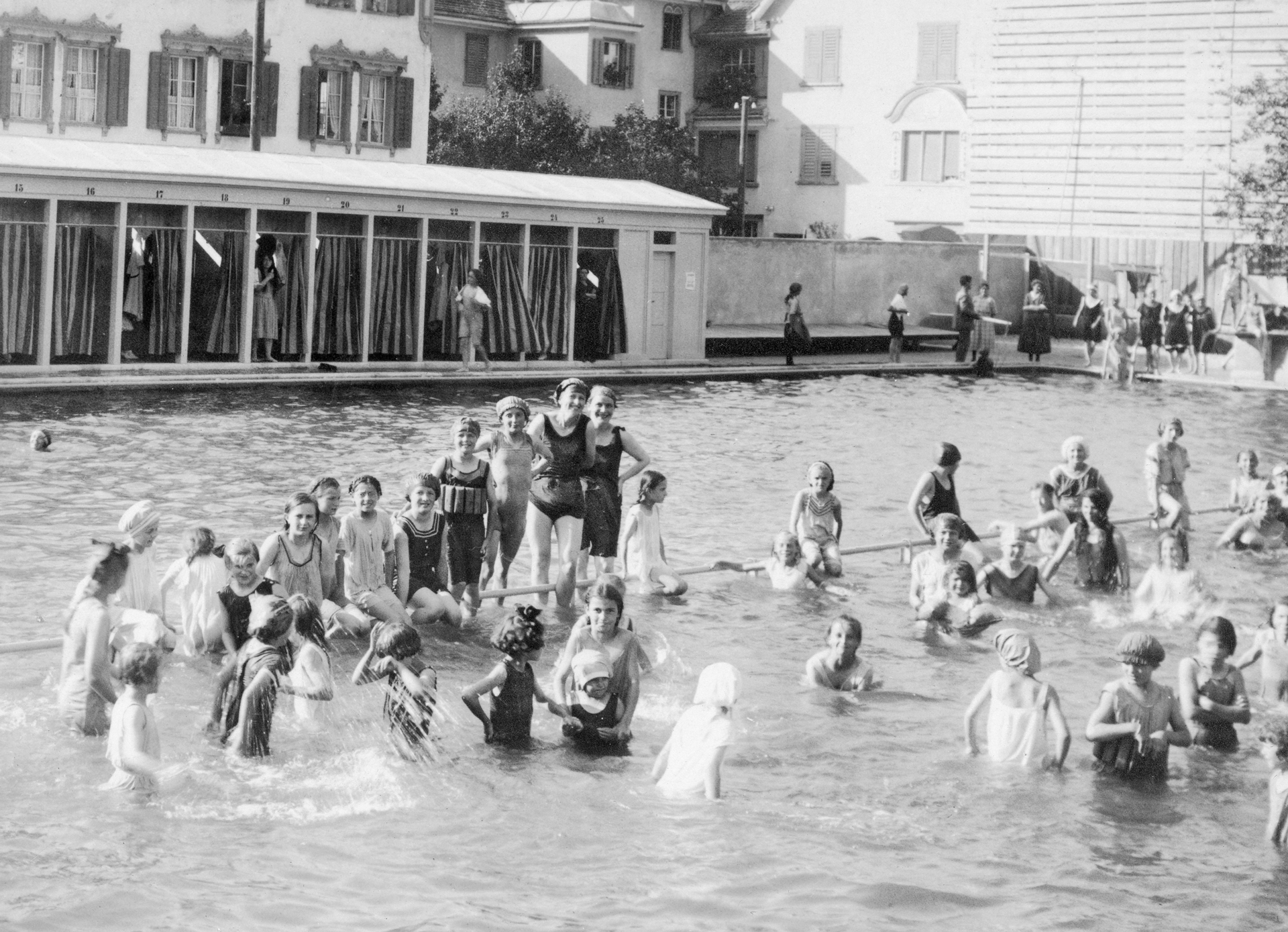 Fotografie. Fröhliches
Bade- und Schwimmvergnügen in der Badi
Sand in Chur. (StadtAC, ohne Signatur,
Sammlung Zschaler, Fotograf unbekannt,
ca. 1922–1925).