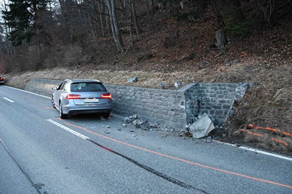 Autofahrer verursacht Selbstunfall