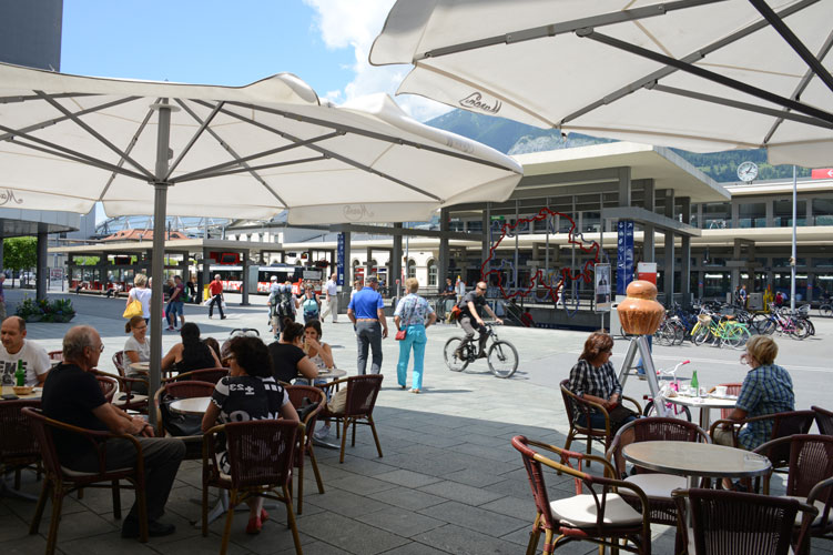 Vom Café Maron aus das Kommen und Gehen am Bahnhof im Auge.