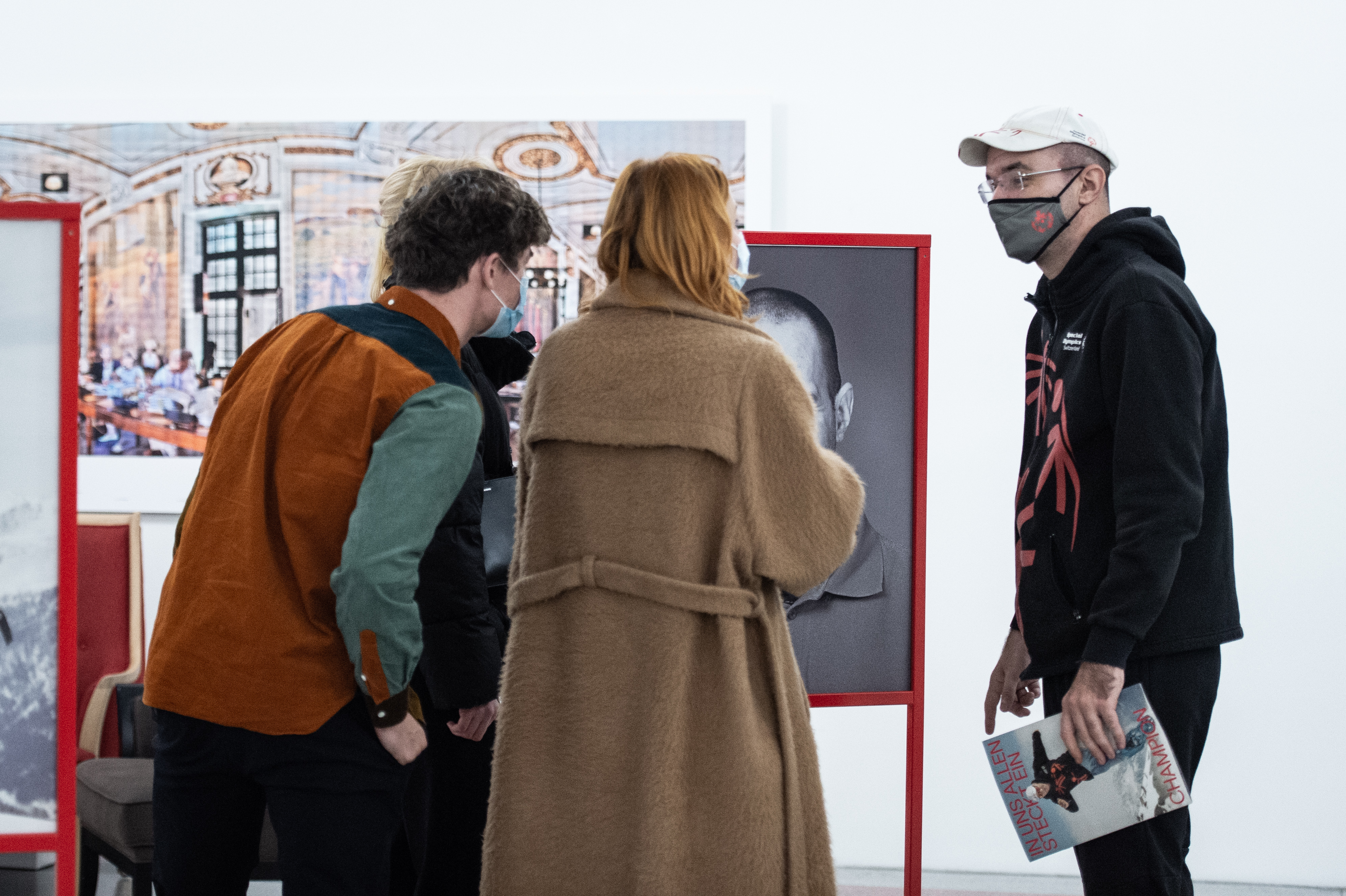 Gäste anlässlich der Vernissage für die Ausstellung „Iouri Podladtchikov für Special Olympics“, am 3. Dezember 2021 in Chur. Die Wanderausstellung zeigt auch Bilder von Bruno Augsburger. (WeArePepper/Sebastian Schneider)