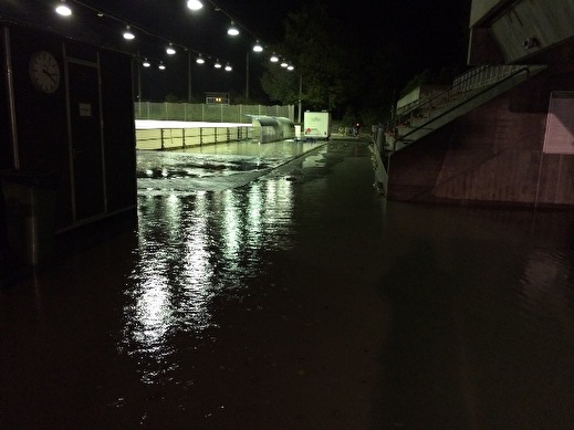 Überschwemmtes Eisfeld inklusive Vorplatz.