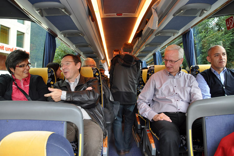 Nach dem Frühstück im "Frohsinn" des (noch) Beizers und Gemeinderatspräsidenten Tom Leibundgut geht es mit dem Bus vu Khur in Richtung "Zuribiet". 