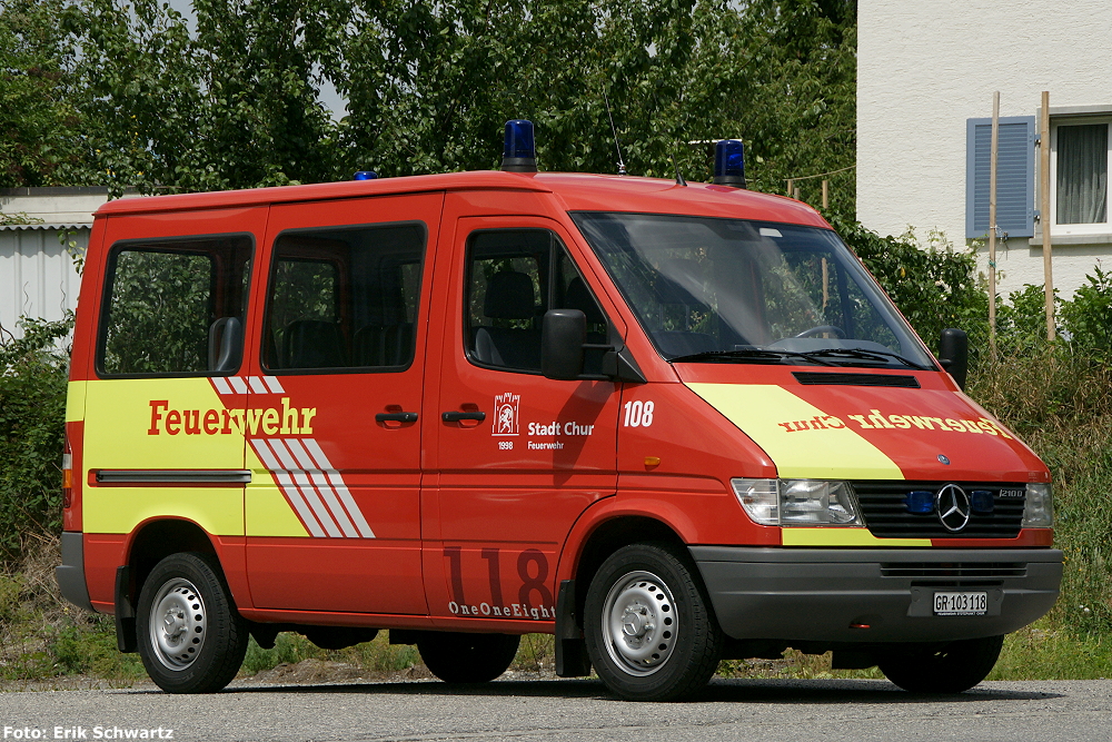 Jahrgang: 1998
Typ: Mercedes Benz Sprinter 210D
Motor: 100PS
Getriebe: 4-Gang Automat
Höhe: 2.5 Meter
Länge: 5.1 Meter
Breite: 2.0 Meter
Gewicht: 2.8 Tonnen
Verwendung: Mannschaftstransporter/ mobiles KP, Material für Führungsunterstützung: Zelt, Flipchart, Funkgeräte, Notstromaggregat