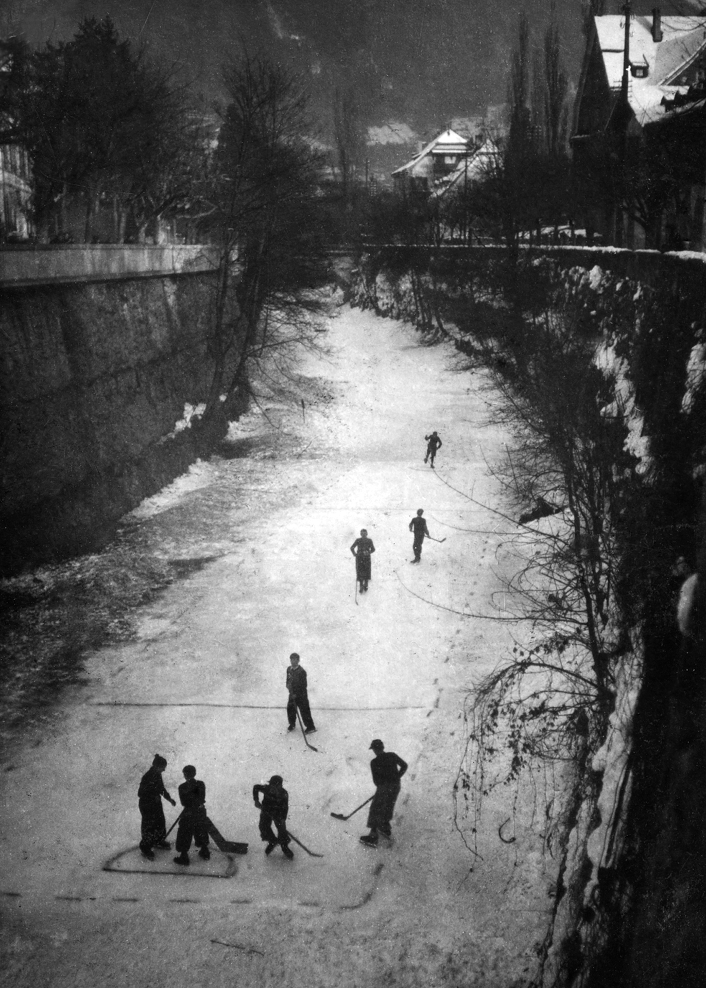 Fotografie.
Der Eishockeyclub EHC Chur beim Training
auf der zugefrorenen Plessur. (StadtAC,
N 259.001, Fotograf unbekannt, 1937).