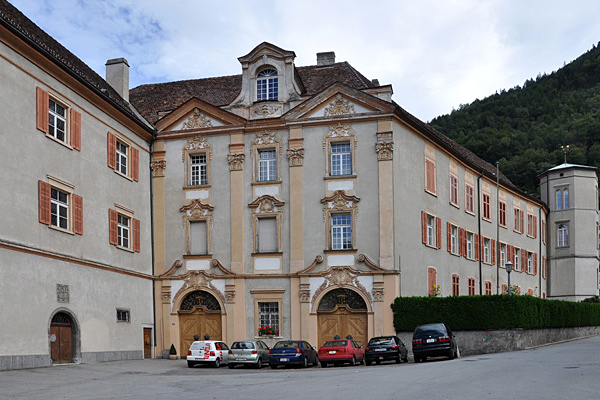 Das Bischöfliche Schloss mit der Barockfassade. 