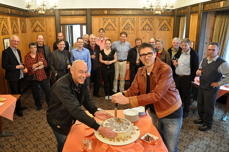 Mitte April 2013: Der Affoltermer Gemeindepräsident Jürg Stalder (l.) bringt den sechs Monate zuvor in Affoltern vom Churer Gemeinderat produzierten Emmentaler nach dessen Reifeprozess nach Chur. Stadtrat Tom Leibundgut (r.) eröffnet die Kästeilet und die Landsitzung 2012 wird damit würdig beendet. 