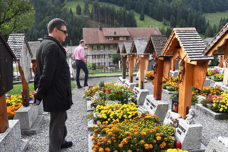 Auf den Friedhöfen im Jauntal sind ausschliesslich filigran geschnitzte Holzkreuze erlaubt.