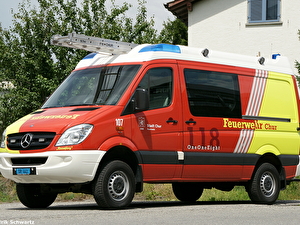 Jahrgang: 2008
Typ: Mercedes Benz Sprinter 315 CDI 4x4
Aufbau: Rosenbauer
Motor: 4 Zylinder 150 PS
Getriebe: 5-Gang Automat
Höhe: 2.90 Meter
Länge: 6.10 Meter
Breite: 2.20 Meter
Gewicht: 3.5 Tonnen
Verwendung: Mannschaftstransporter, Atemschutzgeräte