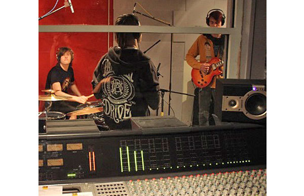 Das Bild zeigt drei Jugendliche im Tonstudio der Jugendarbeit